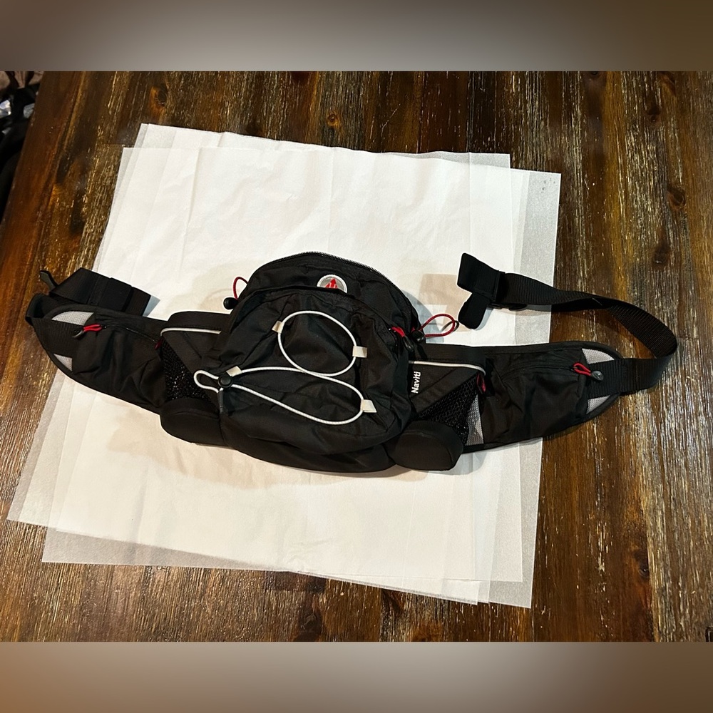 NWOT Ultimate Direction Waist Fanny Pack
Holds 2 Bottles Hiking, padded